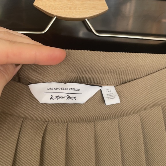 Pleated mini skirt with slit! Worn once! - Picture 4 of 4